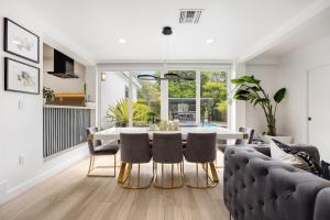 una sala de estar con una mesa y sillas en Pura Vida Villa Miami Luxury Stay Pool & Hot Tub, en North Miami