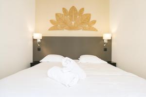 a bedroom with two beds with towels on them at Le Chenavard IV-Coeur Lyon-Central air conditioning in La Celle-sous-Gouzon