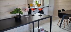 ヤロスワビエツにあるSunny Balticの台所のテーブルに座るワイングラス3杯