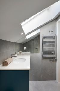 een badkamer met wastafel en douche bij Ponto Alto Hotel in Lissabon +34 foto's