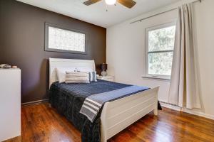 una camera da letto con un letto e due finestre di Cabin with Halstead Bay Access Hot Tub, Sauna, Dock a Mound