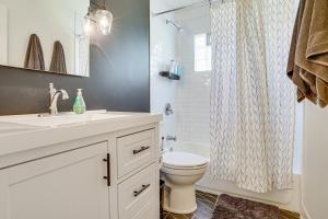 un bagno bianco con lavandino e WC di Cabin with Halstead Bay Access Hot Tub, Sauna, Dock a Mound Altre 27 foto