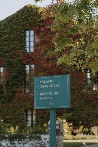 a green sign in front of a building at Hotel Palacio de Caranceja in Reocín