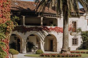 ReocínHotel Palacio de Caranceja的一座前面有棕榈树的建筑