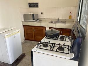Una cocina o cocineta en The Crib