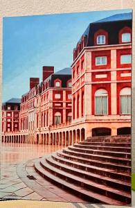 un grande edificio in mattoni con scale di fronte di Apartamento Torreón Cerca del mar y Güemes a Mar del Plata