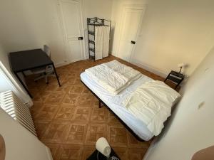 Bett in einem Zimmer mit einem Schreibtisch und einem Bett der Marke sidx sidx sidx. in der Unterkunft Chambres individuelles dans maison familiale in Vierzon