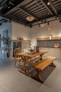 una grande cucina con tavolo e sedie in legno di Ninh Binh One Day Coffee and Homestay a Ninh Binh