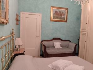 Un dormitorio con una cama, una silla y un sofá. en Amarcorde Home in Corso Buenos Aires con 6 posti letto, en Chiavari 47 fotos más