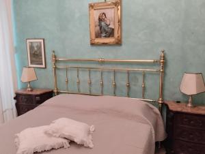Un dormitorio con una cama con dos almohadas encima. en Amarcorde Home in Corso Buenos Aires con 6 posti letto, en Chiavari