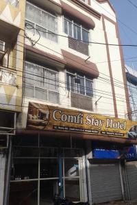 ボーパールにあるComfi Stay Hotel Bhopalの「コントロールステイホテル」と書かれた看板のある建物