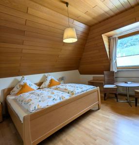 Ένα ή περισσότερα κρεβάτια σε δωμάτιο στο Gästehaus Weingut Heribert Boch