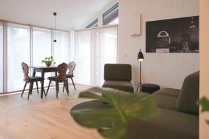 a living room with a table and chairs at Ferienwohnung Kreuz Appartement in Rifiano