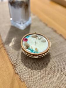 una piccola ciotola di cibo seduta su un tavolo di Apartamento Torreón Cerca del mar y Güemes a Mar del Plata