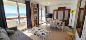 - un salon avec une table et une vue sur l'océan dans l'établissement T3, 6 pers, cv, vue mer exceptionnelle, parking, à La Grande Motte