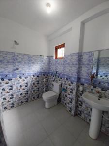 タンガラにあるCozy Beach Home w Village Charmのトイレと洗面台付きのバスルーム