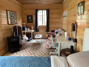Χώρος καθιστικού στο Valley view cabin in the woods on a farm