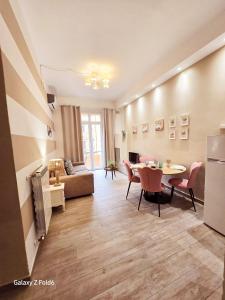 Secondopiano2 في بيزا: غرفة معيشة بها طاولة وأريكة