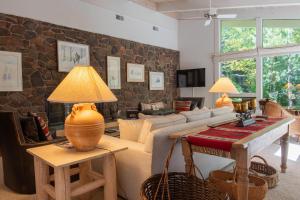 una sala de estar con una pared de piedra en Saddle Road Home 104, en Sun Valley