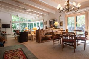 Un comedor y una sala de estar con mesa y sillas. en Saddle Road Home 104, en Sun Valley