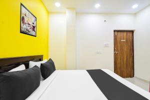 Ένα ή περισσότερα κρεβάτια σε δωμάτιο στο Hotel O Royal Stay Luxury Rooms