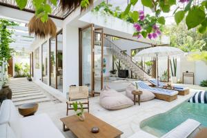 eine Terrasse mit einem Pool und eine Villa in der Unterkunft Villa Utopia Uluwatu in Uluwatu