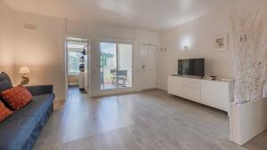 Una televisión o centro de entretenimiento en 1BDR Tróia Beach House by LovelyStay