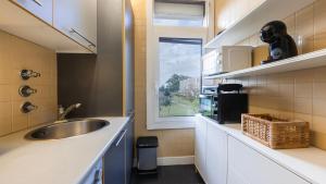 Un baño de 1BDR Tróia Beach House by LovelyStay