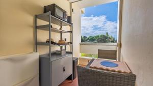 Una cocina o cocineta en 1BDR Tróia Beach House by LovelyStay 39 fotos más