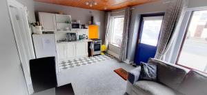 Kuchyň nebo kuchyňský kout v ubytování Blue Door Apartment Main St, Carrigart, F92HC04