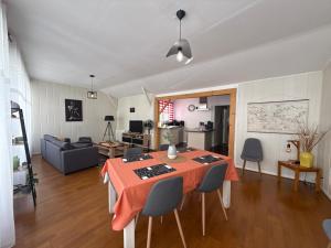 トゥアールにあるRelais des Arts, très spacieux et lumineux centre ville thouarsのテーブルと椅子のあるキッチンとリビングルーム