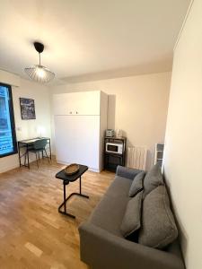 una sala de estar con un sofá y una mesa en Studio Boileau Tour Eiffel, en París