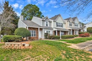 una casa con un paisajismo en Chic Charlotte Townhome with Community Pool, en Charlotte
