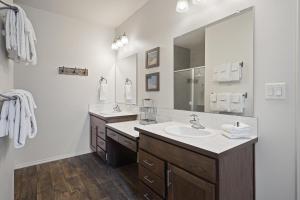 a bathroom with two sinks and a large mirror at Four Seasons Retreat in Sunriver +45 photos