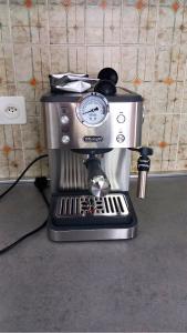 イントラーニャにあるCasa Cameliaのカウンターの上に置かれたコーヒーメーカー