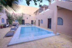 una piscina frente a una casa en Guest House Bagdad Café, en Aït Ben Haddou