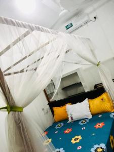 una camera da letto con un letto a baldacchino di Ancient Tree a Mirissa