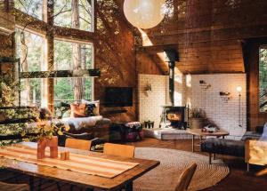 Pine CoveにあるThe Dusk House - An Idyllwild A-Frameのテーブルと暖炉のあるリビングルーム