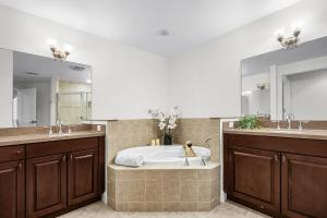 Koupelna v ubytování Dive into Fun & Gulf Vibes at Luxe Retreat - Condo High Tide Hangout - Roelens + 65 fotografií