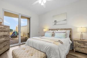 Postel nebo postele na pokoji v ubytování Dive into Fun & Gulf Vibes at Luxe Retreat - Condo High Tide Hangout - Roelens