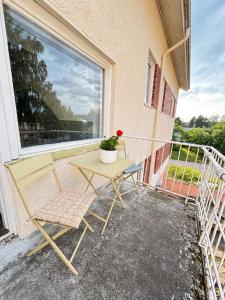 - Balcón con ventana, mesa y silla en Hotelli Aatto&Elli, en Joutsa 14 fotos más