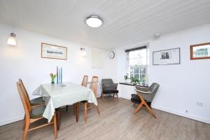 ein Esszimmer mit Tisch und Stühlen in der Unterkunft Fairview in Lerwick