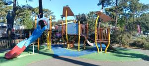 un parque con un área de juegos con tobogán en Mobilhome - La Palmyre Camping, en La Palmyre