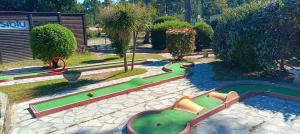 Un parque en miniatura con una zona de juegos con piscina. en Mobilhome - La Palmyre Camping, en La Palmyre