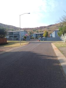 una calle vacía con un edificio y un semáforo en Auntie Joy Home, en Pretoria