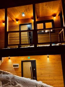 マヴロヴォにあるHelena Apartmentの雪の建物