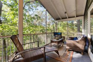a screened in porch with chairs and a table at Family Cabin w Fireplace Fire Pit Grill Trail Access in Baxter