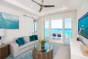 ein Wohnzimmer mit einer Couch und einem Glastisch in der Unterkunft Rum Point Resort 407 in Driftwood Village + 19 Fotos