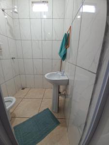 un baño con lavabo e inodoro en SUÍTE NOMAR 1 campos prado, en Brotas