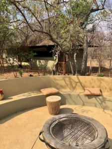 een grill op een patio voor een gebouw bij NIANI tented Chalet in Hoedspruit